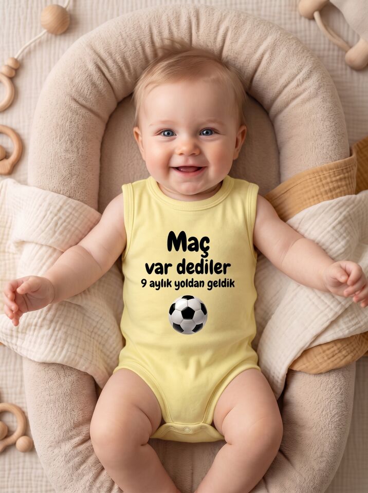 Maç Var Dediler 9 Aylık Yoldan Geldik Futbol Temalı Pamuklu Bebek Body Sarı - 24-30