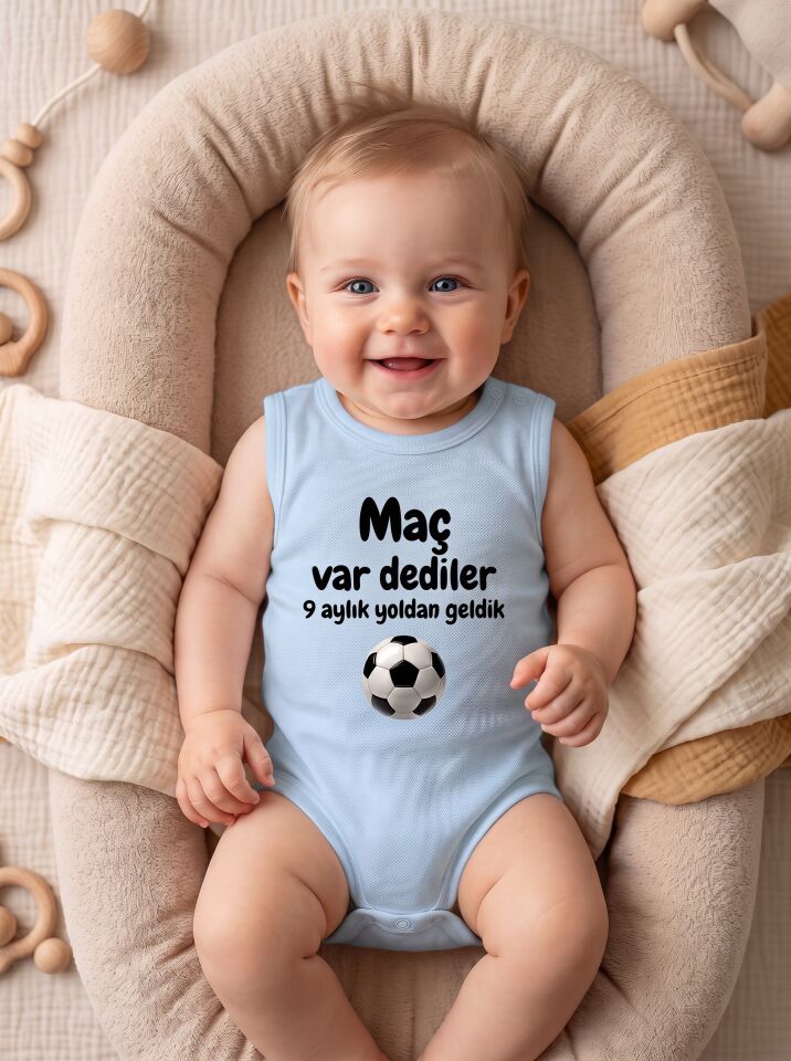 Maç Var Dediler 9 Aylık Yoldan Geldik Futbol Temalı Pamuklu Bebek Body Mavi - 0-3
