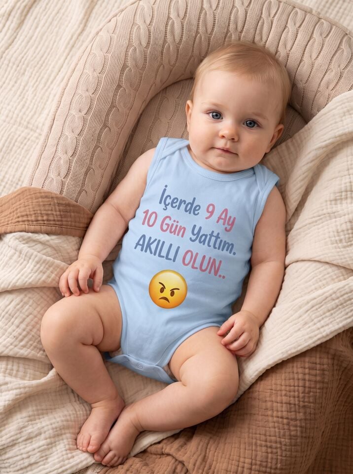 İçerde 9 Ay 10 Gün Yattım Akıllı Olun Emoji Baskılı Pamuklu Bebek Body Mavi - 24-30