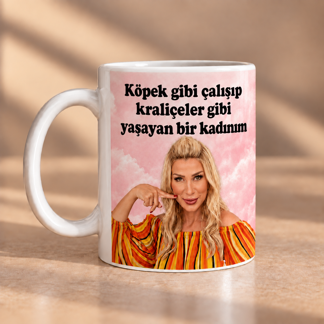 Köpek Gibi Çalışıp Kraliçeler Gibi Yaşayan Bir Kadınım Baskılı Kupa