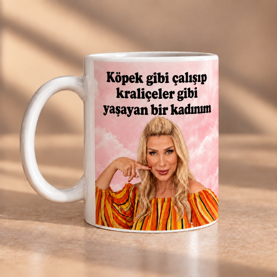 Köpek Gibi Çalışıp Kraliçeler Gibi Yaşayan Bir Kadınım Baskılı Kupa