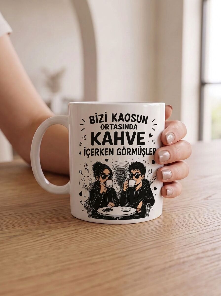 Bizi Kaosun Ortasında Kahve İçerken Görmüşler Porselen Kupa (330 ml)